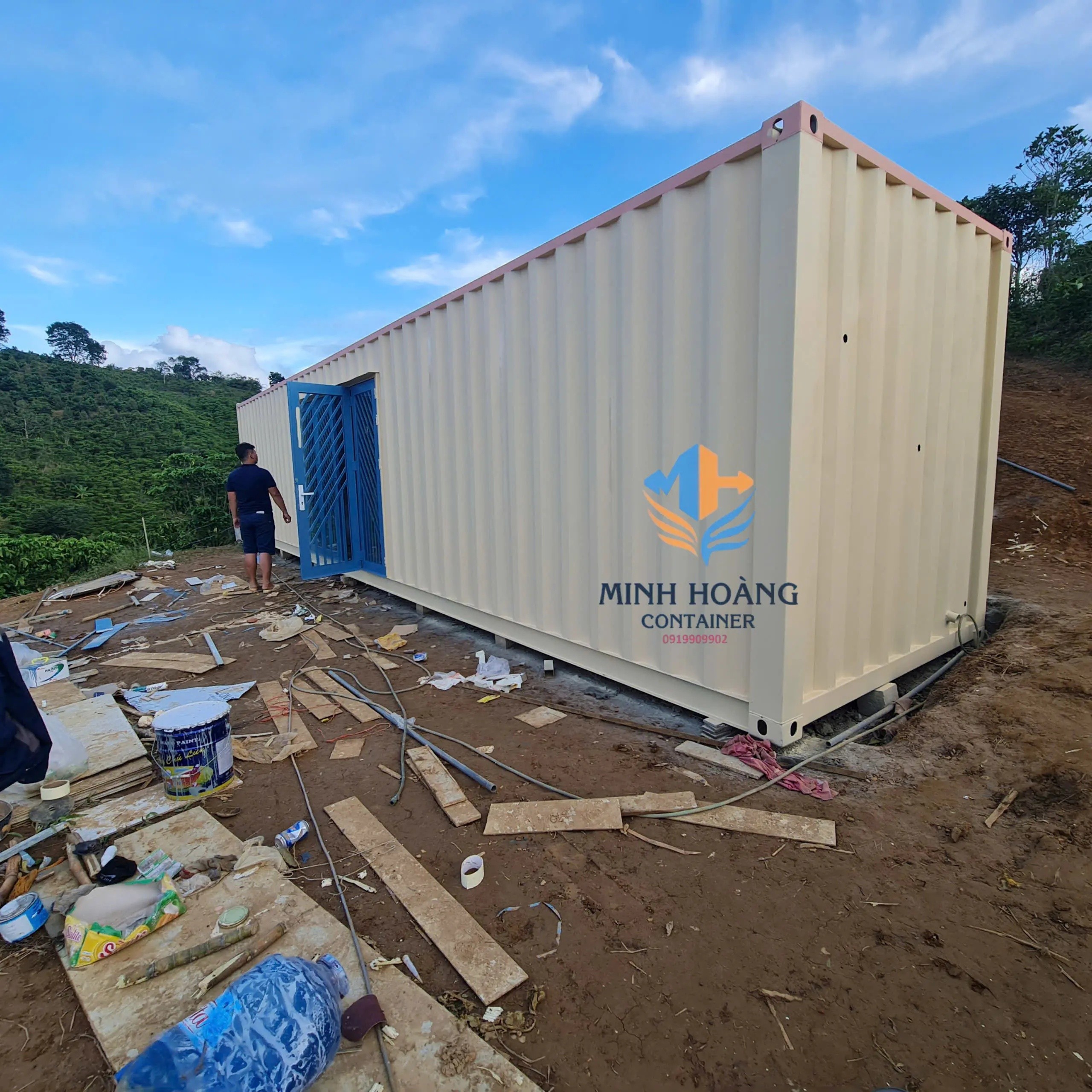 Container Văn Phòng 40 Feet Trắng – Cửa Đại Xanh Dương: Giải Pháp Không Gian Lưu Động Hoàn Hảo Cho Mọi Địa Hình